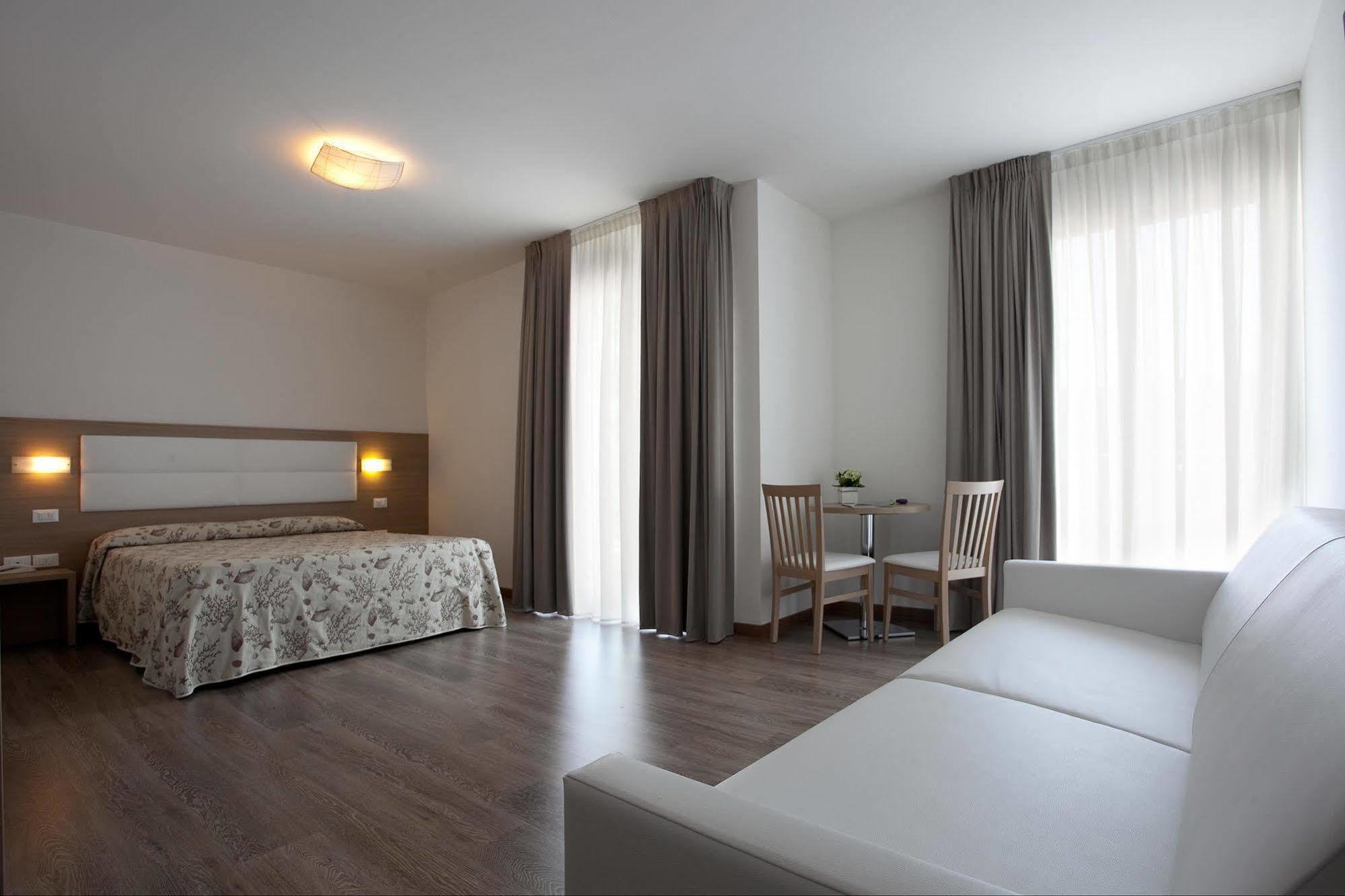 Hotel Columbia & Ninfea Лидо ди Йезоло Екстериор снимка